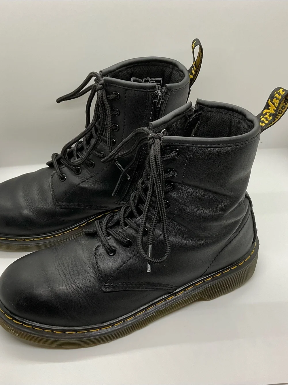 DR. MARTENS YOUTH 1460 SOFTY T LEATHER LACE UP BOOTS (8-hole) size 6